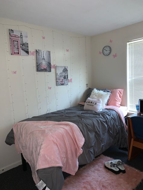 Dorm Bed No Headboard, College Dorm Room Ideas Pink And Grey, Grey And Pink Dorm, Pink And Gray Dorm Room, Pink And Grey Dorm Room, Doorm Room, Luxury Dorm, Dorm Color Schemes, White Dorm Room