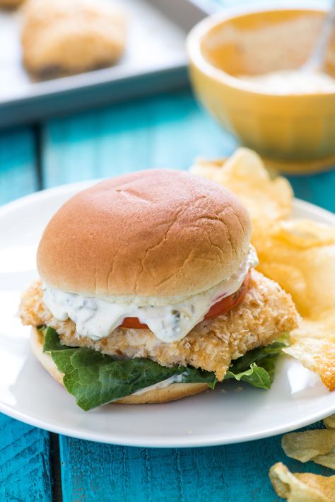 Crispy Baked Fish Sandwiches Baked Fish In Foil, Fish Fillet Sandwich, Breaded Fish, Fish Fillet Recipe, Baked Fish Fillet, Fish Sandwiches, Fish Burger, Sandwiches Recipes, Dinner Sandwiches