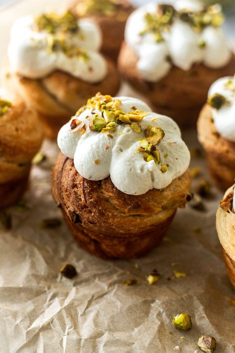 Homemade Vegan Pistachio Cruffins Recipe Cruffins Recipe, Pistachio Pastry, Pistachio Croissant, Vegan Pie Crust Recipe, Apple Crisp Recipe Healthy, Cruffin Recipe, Vegan Pistachio, Vegan Sweet Potato Pie, Rough Puff