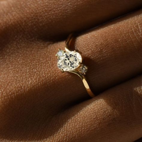 Bypass Engagement Ring, Dainty Gold Ring, Three Stone Diamond Rings Engagement, Diamond Gold Ring, Ring Three Stone, Dainty Gold Rings, Three Stone Diamond, Natural Gemstone Jewelry, 18k Gold Ring