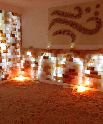 Himalayan Salt Cave Diy, Salt Room Benefits, Salt Room Therapy, Himalayan Salt Cave, Salt Cave Spa, Himalayan Salt Room, Deco Spa, Salt Wall, Healing Centre