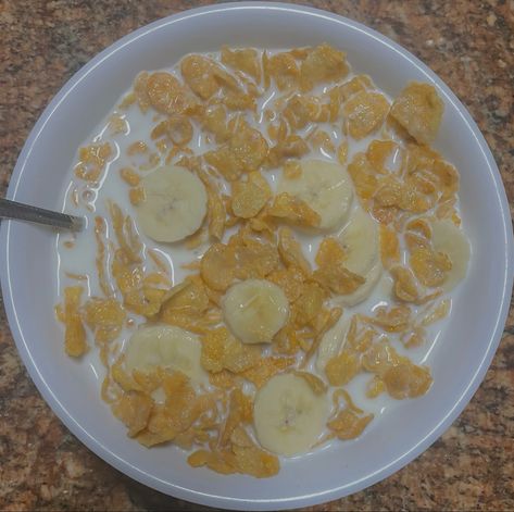 Frosted Flakes With Bananas, Cereal With Bananas, Breakfast Cereal Aesthetic, Cereal Breakfast Aesthetic, Cereal Aesthetic, Banana Cereal, Pinoy Breakfast, Cereal Breakfast, Green Snacks