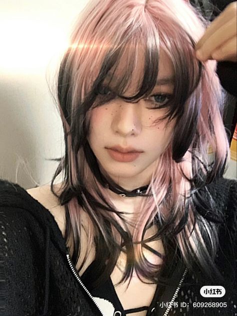 Pink And Black Hair, Two Tone Hair, Two Toned Hair, Dyed Hair Inspiration, Pretty Hair Color, Greasy Hair Hairstyles, Japanese Hairstyle, Tone Hair, Dye My Hair