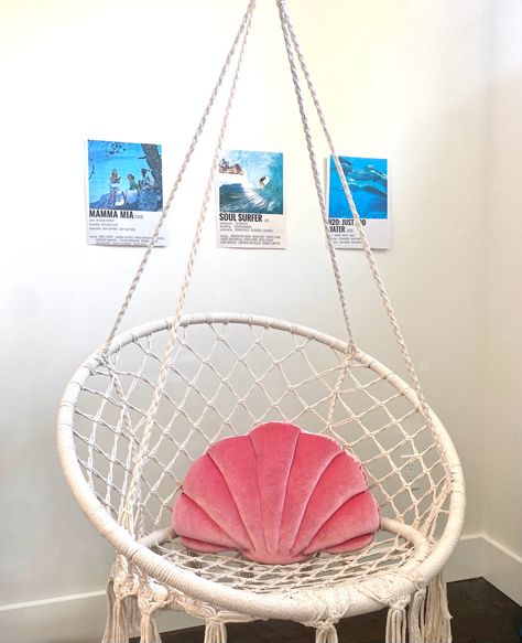 Beach Room Asthetics, Surfer Aesthetic Room, Cute Ocean Themed Bedrooms, Aesthetic Summer Room Ideas, Preppy Beach Room Aesthetic, Summer Beach Room Aesthetic, Coastal Beach Room Aesthetic, Preppy Coconut Girl Room, Beach Core Room