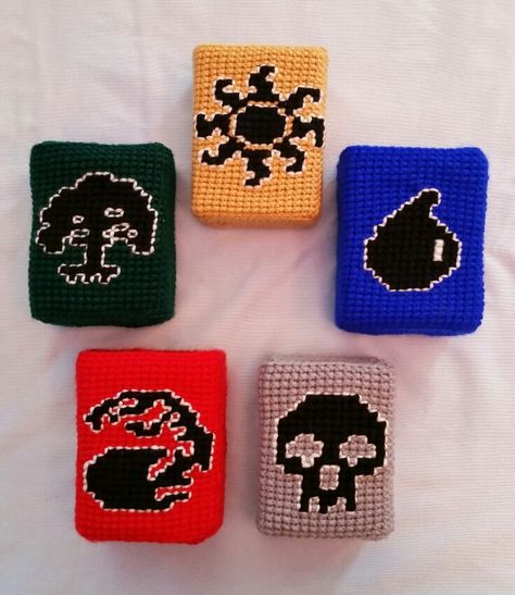 Crochet Card Deck Holder, Crochet Deck Holder, Mtg Crochet Patterns, Crochet Playing Card Holder, Mtg Crochet, Crochet Dice, Crochet Holder, Cottage Crochet, Knitting Things