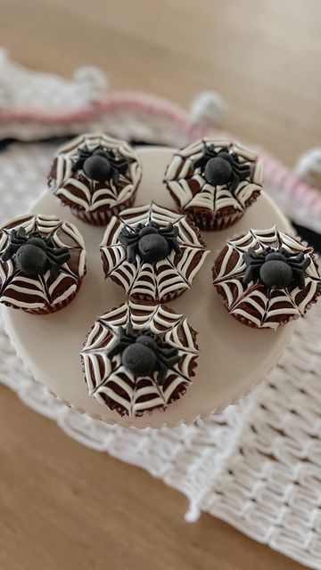 Spider Cupcakes Halloween, Spiderweb Cupcakes, Spiderweb Design, Halloween Cake Pops, Halloween Dessert, Halloween Cupcake, White Frosting, Cupcake Icing, Halloween Cake