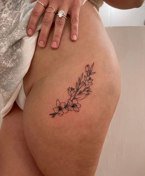 Curvy Girl Tattoos, Funny Mouth, Egyptian Tattoo Sleeve, Floral Thigh Tattoos, Waist Tattoos, Hip Tattoos Women, Hot Tattoos, Best Tattoo Designs, Elegant Tattoos