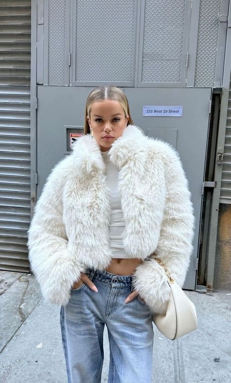 White Fur Jacket Outfit, Clean Girl Instagram, White Jacket Outfit, Fur Coat White, Faux Fur Coats Outfit, Fur Jacket Outfit, Style Inspo Aesthetic, Fake Fur Coat, Model Woman