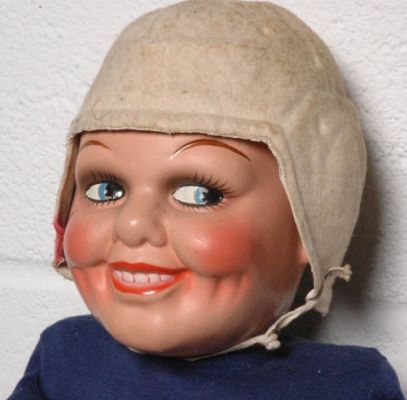 This is a doll of Harold "Red" Grange, and he's sporting his Chicago Bears uniform. Sure, $1,150 for a doll sounds like a lot, but think of the lifetime of fear he'll bring to you and yours. (via ebay) Weird Toys, Creepy Toys, Creepy Vintage, Scary Dolls, Fun Halloween Decor, Nostalgic Toys, Valley Of The Dolls, Creepy Dolls, Doll Parts