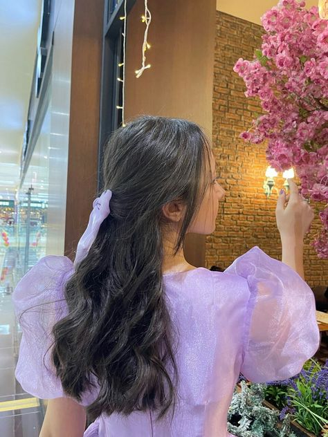 Cute curly hairstyle with purple bow for brunette
Fabulous place with flowers and brick walls
Puffy purple dress Purple Cute Dress, Purple Dress Aesthetic, Annika Volkov, Beautiful Pose, Purple Girls Dress, Light Purple Dress, Purple Cute, Royal Girls, Purple Girl