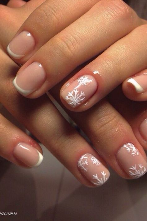 Short Christmas Biab Nails, Gel Xmas Nails, Short Biab Nail Designs Christmas, Natural Christmas Nails Acrylic, Christmas Nails Polish, Xmas Biab Nails, Minimalist Xmas Nails, Neutral Xmas Nails, Christmas Manicures For Short Nails