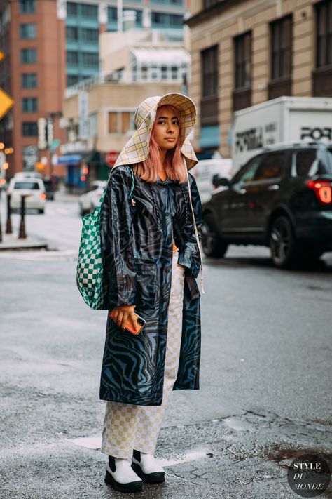 New York Fall 2020 Street Style: Michelle Li - STYLE DU MONDE | Street Style Street Fashion Photos Michelle Li Michelle Li, Edgy Casual Style, Top Model Fashion, Winter Outfits 2020, Scandi Fashion, 2020 Street Style, Reportage Photography, Street Style Edgy, New York Fall