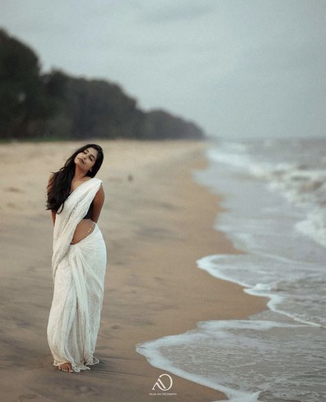 Saree Poses At Beach, Beach Saree Photoshoot, Beach Saree, Saree Beach Photoshoot, Artistic Portrait Photography, Kerala Saree, Saree Poses, Set Saree, Beach Pictures Poses