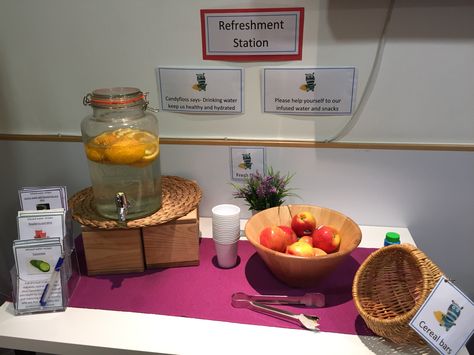 Refreshment station Classroom Drink Station, Refreshment Station, Drinking Station, Kitchen Montessori, Snack Area, Eyfs Ideas, Parent Board, Snack Station, Reggio Inspired Classrooms