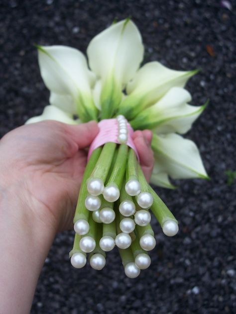 Bridal bouquet Bouquet With Pearls, Simple Wedding Bouquets, Wedding Flower Jewelry, Dream Wedding Decorations, Wedding Bouquets Bride, Romantic Wedding Hair, Flower Arrangements Simple, Bouquet Arrangements, Flower Arrangements Diy