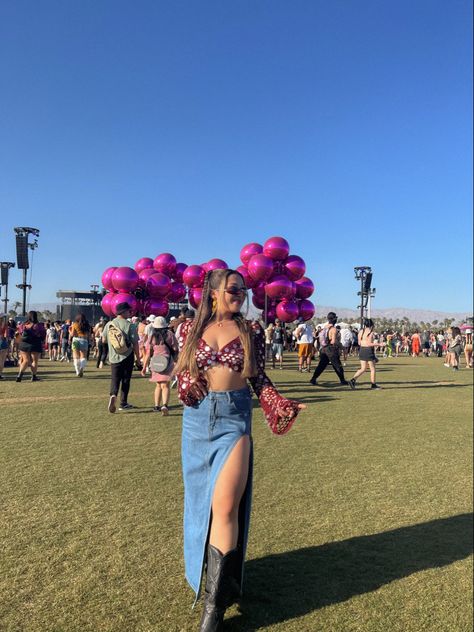 Denim Skirt Festival Outfit, Denim Coachella Outfit, Denim Mini Skirt Festival Outfit, Coachella Outfit Denim, Coachella Outfit Aesthetic 2024, Festival Bags Coachella, Outfit Denim Skirt, Outfit Coachella, Coachella 2023