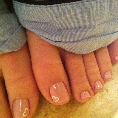 Mini Heart Toe Nail Design Toenail Art Designs, Easy Toe Nail Designs, Simple Toe Nails, Cute Toe Nails, Nail Art Salon, Pedicure Designs, Nails Polish, Bride Nails, Toe Nail Designs