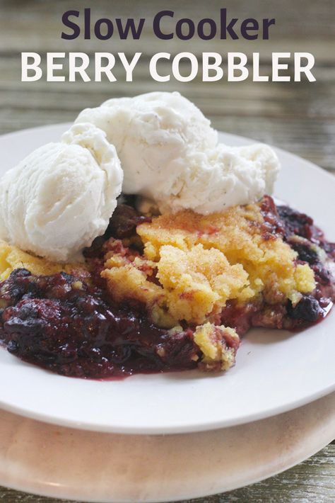 Crumble Desserts, Triple Berry Cobbler, Berry Cobbler Recipe, Mixed Berry Cobbler, Berry Cobbler Recipes, Crisp Recipes, Fruit Bars, Berry Cobbler, Blackberry Cobbler