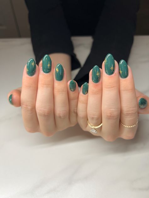 Emerald Green Nails Short Almond, Elegant Green Nails Classy, Nail Inspo Dip Powder Almond, Green Nails Simple Design, Blue And Green Nails Short, Fall Witch Nails, Hoco Nails Green Dress, January Nails Winter Simple Short, Dark Green Oval Nails