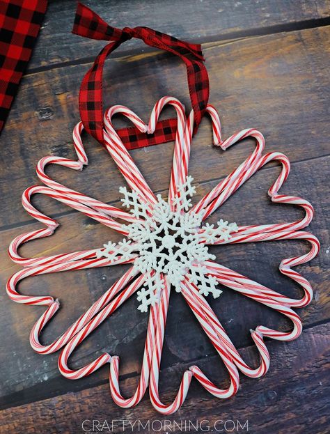 Candy Cane Wreath Tutorial, Candy Cane Wreath Diy, Nye Ideas, Porta Halloween, Candy Cane Image, Candy Cane Game, Craft For Christmas, Couronne Diy, Candy Cane Sleigh