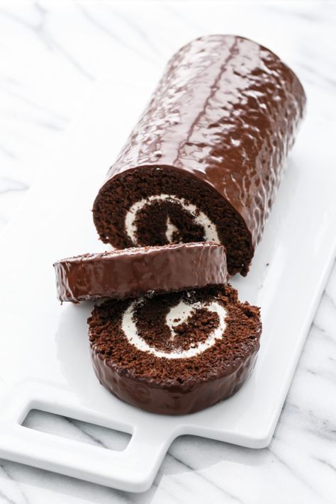 Giant Homemade Swiss Cake Roll Swiss Cake Roll, Swiss Cake, Chocolate Roll Cake, Cake Roll Recipes, Chocolate Roll, Dark Chocolate Cakes, Swiss Roll, Roll Cake, Cake Roll