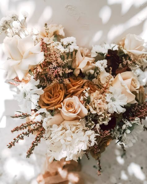 Earthy Flower Arrangements, Brown Wedding Palette, Toffee Rose Bouquet, Brown Wedding Flowers, Western Wedding Flowers, Brown Wedding Decor, Earthy Wedding Decor, Romantic Palette, Motherhood Minis