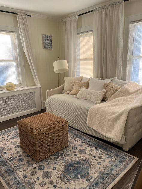 Trundle Guest Bedroom Ideas, Daybed With Nightstand, Guest Bedroom Ideas Trundle Bed, Guest Bedroom With Trundle Bed, Coastal Daybed Room Ideas, Day Bed Inspo Aesthetic, Trundle Bed Office, Aesthetic Daybed, Trundle Bedroom Ideas