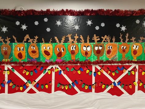 3d Christmas Bulletin Board Ideas, Reindeer Stables Hallway Decoration, Christmas Bulletin Board Kindergarten, Christmas Bulletin Board Ideas For School, Reindeer Bulletin Board Ideas, Reindeer Bulletin Board, Reindeer Bulletin Boards, Photos Backdrop, Hallway Christmas