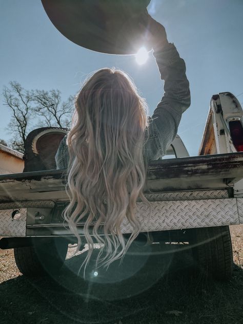 Cute Truck Pictures Photo Shoot, Boho Cowgirl Aesthetic, Sage Photoshoot, Western Instagram Pictures, Western Budior Photoshoot Ideas, Country Music Photoshoot, Dreamcatcher Photoshoot, Cowgirl Truck Pictures, Blonde Hair Cowgirl Aesthetic