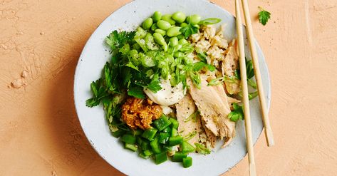 A delicious 10-minute dinner. Edamame Rice, Easy Dinners For One, Chilli Pasta, Canned Tuna Recipes, Fresh Tuna, Dinner For One, Rice Bowls Recipes, Herb Salad, Tuna Recipes