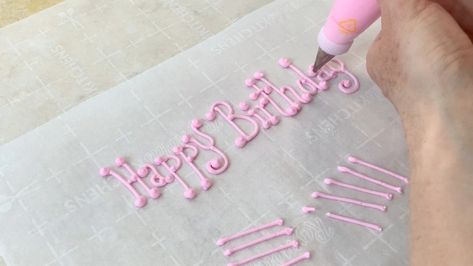 Cake Decorating Writing, Writing On Cakes, My Cake School, Buttercream Techniques, Piping Tutorial, Metallic Cake, Cupcake Videos, Chocolate Letters, Piping Frosting