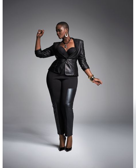 Philomena Kwao, Plus Size Posing, Curvy Model, Foto Poses, Shooting Photo, Plus Size Models, Curvy Girl Fashion, Fashion Poses, Model Poses