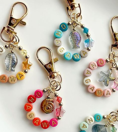 Diy Keychain With Charms, Cloth Keychain Diy, Brad Keychain, Things To Do With Beads Diy Projects, Beads Keychain Design, Diy Charm Keychain, Bag Charms Beads, How To Make A Keychain With Beads, Diy Beads Keychain