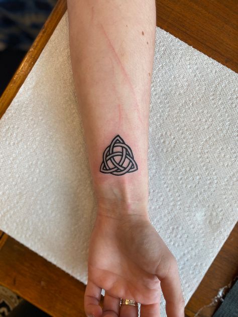 Small Celtic Knot Tattoo, Triquetra Tattoo Men, Celtic Knot Tattoo For Women, Small Celtic Tattoos For Women, Irish Knot Tattoo, Celtic Trinity Knot Tattoo, Irish Celtic Tattoos, Irish Symbol Tattoos, Small Celtic Tattoos