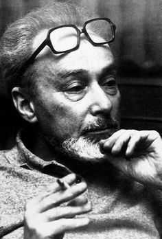 “Tutti coloro che dimenticano il loro passato, sono condannati a riviverlo“. Primo Levi In questo post vi abbiamo presentato la figura dell’HostLeader. Cogliendo l’occasione per ricordare Primo Levi, nel 25esimo anniversario della sua morte, rivolgiamo il nostro sguardo al passato, Primo Levi, Michel De Montaigne, People Of Interest, Writers And Poets, Writers Write, Book Writer, I Love Books, Love Book, Hunger Games