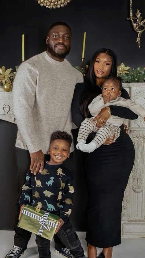 Black Couple Family, Family Portrait Poses Studio, Young Black Family Goals, Black Family Goals, Black Family Aesthetic, Black Family Christmas, Black Family Photoshoot, Women's Style Tips, Family Vacation Photos