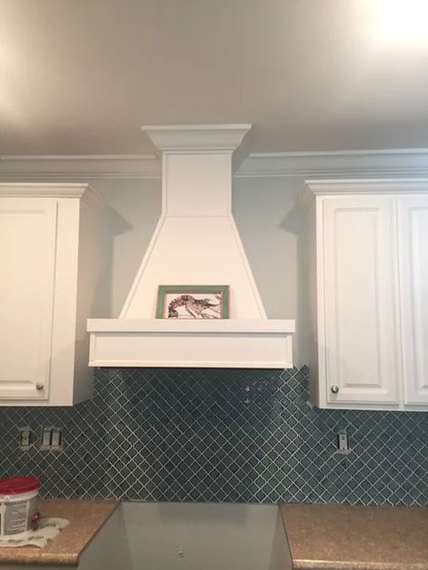 Backsplash behind hood Backsplash Behind Range Hood, Kitchen Vent Hood, Oven Hood, Kitchen Vent, Creek House, Black Splash, Kitchen Backsplash Designs, Backsplash Designs, Vent Hood