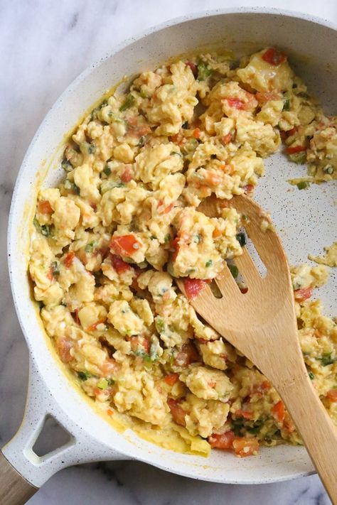 Colombia Recipes, Skinnytaste Breakfast, Ww Inspiration, Colombian Breakfast, Columbian Recipes, Breakfast Eggs Scrambled, Colombian Recipes, Eggs Scrambled, Ww Breakfast