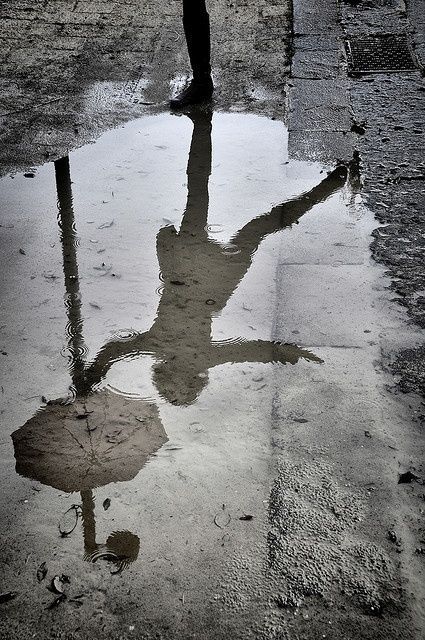 Dance Aesthetic, Standing In The Rain, Rainy Sunday, I Love Rain, Robert Doisneau, Reflection Photography, Shadow Photography, Love Rain, Walking In The Rain