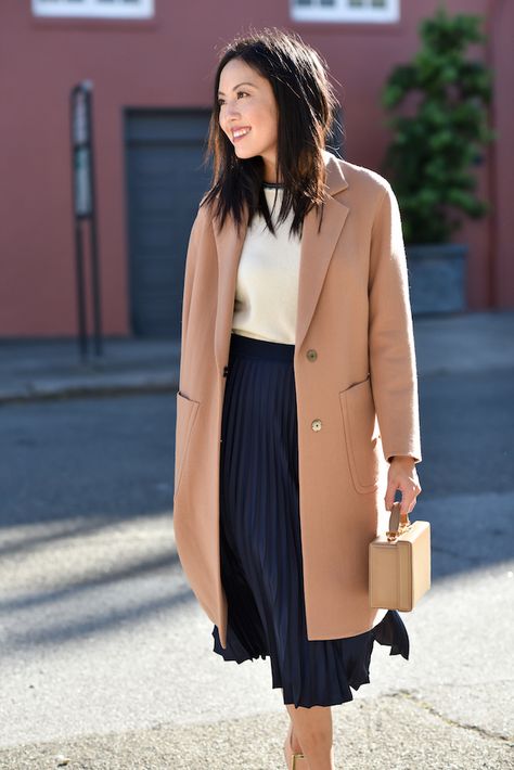 Navy Skirt Fall Outfit, Navy And Camel Outfit, Navy Pleated Skirt Outfit, Navy And Brown Outfit, Camel Coat Outfit Casual, Dress Coat Outfit, Navy Pleated Skirt, Camel Coat Outfit, Pijamas Women