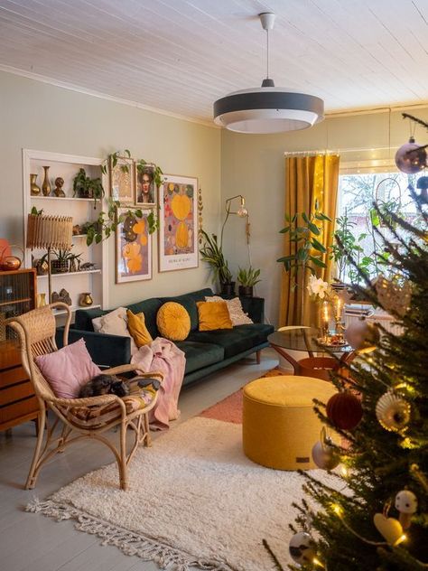 Boho Style Home Living Rooms, Apartment Couch Living Room, Cosy Colourful Living Room, Mid Century Modern Apartment Decor, Hippy Living Room, Post Modern Living Room, Maximalist Interior, Apartment Decoration, Home Decor Ideas Living Room