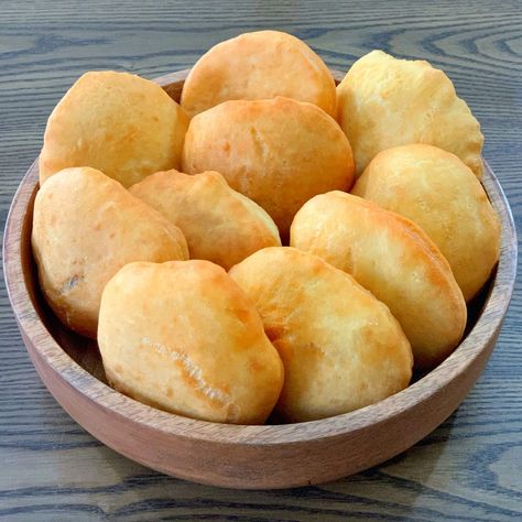 Guyanese Style Bakes/Floats is a deep fried slightly sweet, soft dough with a crunchy exterior that is enjoyed in Guyana and throughout the Caribbean. Guyanese Bake, Guyanese Bake Recipe, Guyanese Recipes, Breakfast Sides Dishes, Float Recipes, Johnny Cake, Brown Recipe, Caribbean Food, Sweet Dough