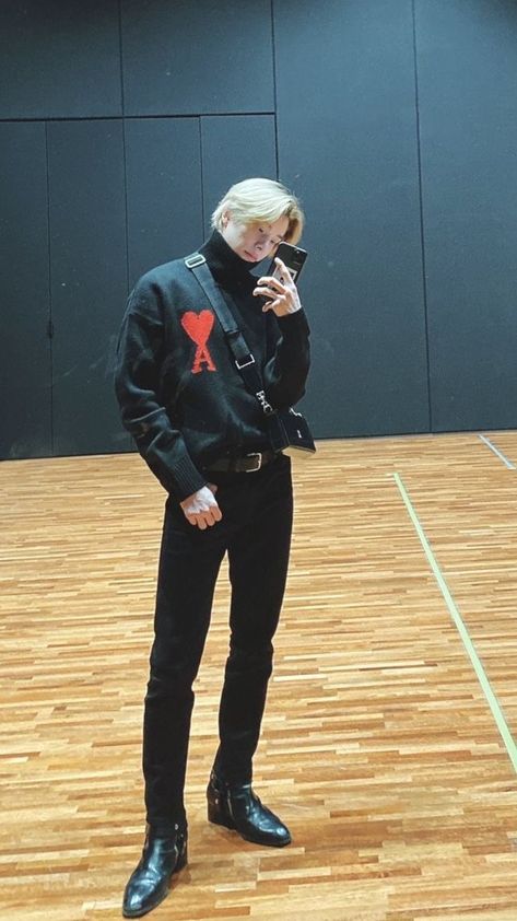 Enhypen Jake Outfits, Jake Outfit Enhypen, Jake Outfit, Jake Blonde, Prince Clothes, Boyfriend Outfit, Dramatic Classic, Enhypen Jake, Mirror Pic