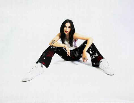 Punk Photoshoot, Glam Photography, Grunge Photoshoot, Y2k Photoshoot, Flared Sweatpants, Birthday Fits, Photoshoot Studio, Maggie Lindemann, Pose References