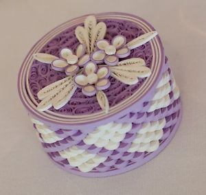 65 Handmade Quilled Wedding Favour Boxes in Lilac & White | eBay Quilling Box Ideas, Wedding Favour Boxes, Paper Quilling Tutorial, Favour Boxes, Desain Quilling, Quilling 3d, Paper Quilling Patterns, Quilled Paper Art, Quilled Jewellery