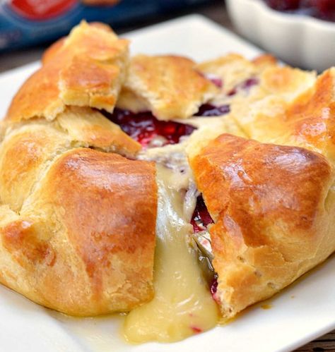 Appetizers Fancy, Brie Baked, Christmas Breads, Baked Brie Appetizer, Indulgent Recipes, Baked Brie Recipes, Cheese Recipes Appetizers, Cranberry Baking, Brie Appetizer