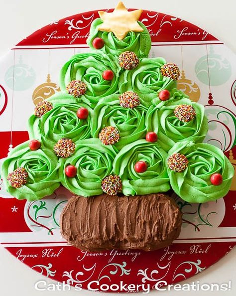 12 cupcakes pull apart Christmas Tree Christmas Tree Cupcake Cake, Christmas Cupcake Cake, Christmas Cupcakes Recipes, Cakes Christmas, Christmas Cupcakes Decoration, Christmas Tree Cupcakes, Pull Apart Cupcake Cake, Shaped Cakes, Pull Apart Cake