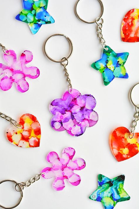 This Shrinky Dink keychain is SO PRETTY and so easy to make! Create a tie dye look with Sharpies and rubbing alcohol. Then shrink them in the oven! This is such a fun craft for kids, tweens, teens, adults, and seniors. How To Make Squishies, Shrinky Dink Keychain, Hamburger Hash, Dye Projects, Sharpie Tie Dye, Socks Diy, Sharpie Colors, Pto Ideas, Shrink Art