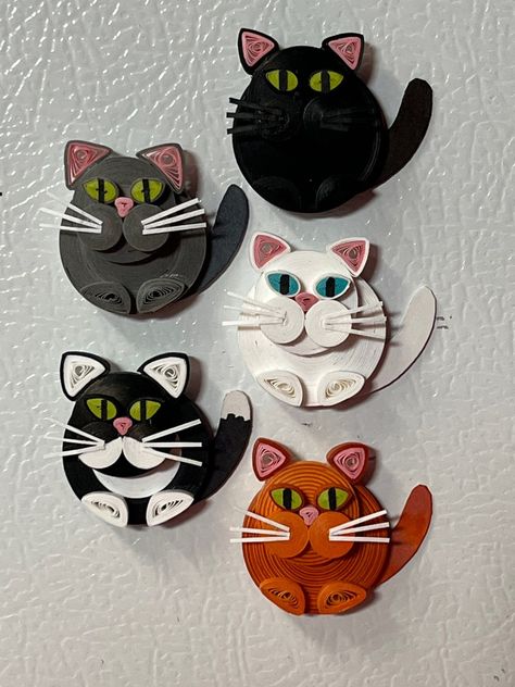 Paper Quilling Cat Magnet - Etsy Quilling Cat, Quilling Keychains, Quiling Paper Art, Quilling Photo Frames, Quilling Flowers Tutorial, Quilling Animals, Paper Quilling For Beginners, Paper Quilling Cards, Origami And Quilling