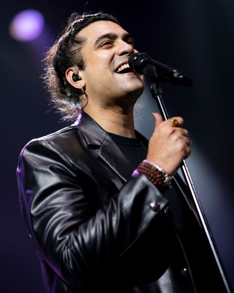 Arijit Singh Photos New, Jubin Nautiyal, Bollywood Quotes, Arijit Singh, Green Background Video, Jesus On The Cross, Green Background, Business Women, Music Artists